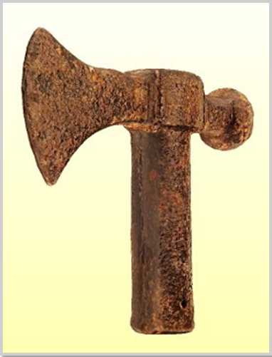 „A zalaszántói vas fokos finom ívben szélesre nyíló baltaidomú élű, átellenben négyzetes oszlopra épülő gomb (lencseszferoid) alakú/végű, hosszú henger formájú köpűs, rögzítő lyukas, erősen korrodálódott, szakszerűen konzervált múzeumi tárgy.” (kobzosBBL)