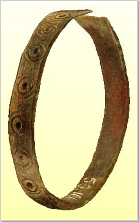 „A koncentrikus kör alakú, ritmikusan ismétlődő vésetekkel díszített korai Árpád-korból származó bronz karkötőt megítélésem szerint nem puszta profán ékszerként, hanem rituális célból (védő funkció) helyezték a megboldogult mellé.” (kobzosBBL)
