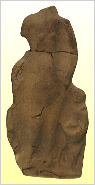 Az okkersárga színű terrakotta szobortöredék a csodaszép Venus római istennőt és a férfierő jelképeként tisztelt Mars termékenységistentől, a háború és a harc védnökétől fogant gyermekét, Amort ábrázolja, aki a római mitológiában a szerelem istene.
