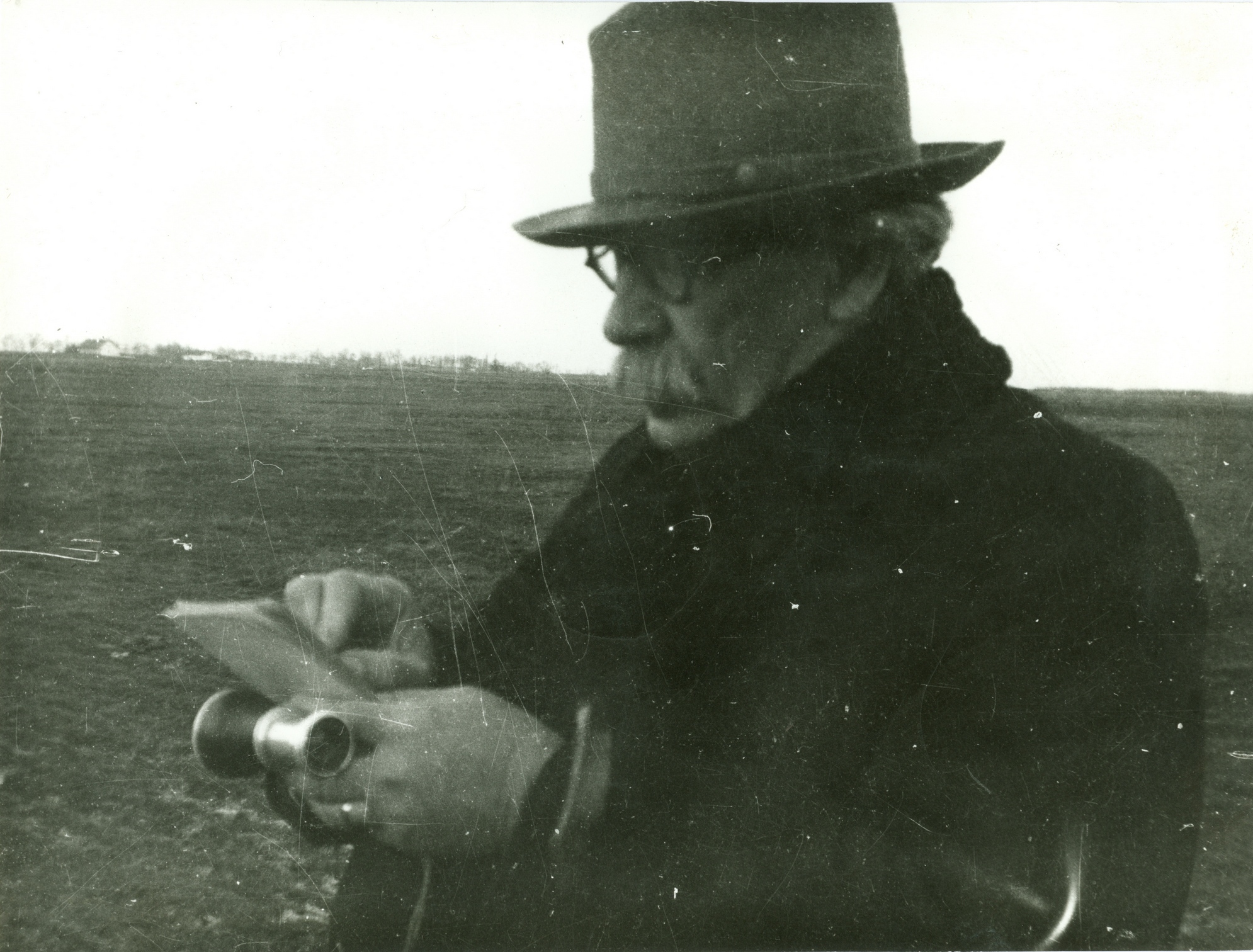 Móricz Zsigmond kezében távcsővel a Hortobágyon jegyzetel (archív fotó)