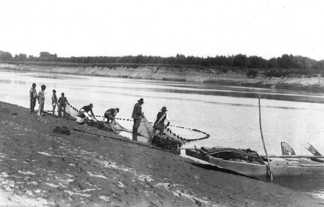 „A magyar halászember az igazi kemény emberek közül való; marka az evezőtől, a kötéltől cserepes, akár a vas. Rá se hederít az időre. Bőrig ázva nem is gondol a szárítgatásra, mindaddig, amíg nem végezte dolgát.” (Herman Ottó)