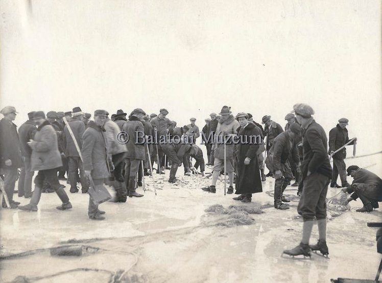 „A magyar halászember az igazi kemény emberek közül való; marka az evezőtől, a kötéltől cserepes, akár a vas. Rá se hederít az időre. Bőrig ázva nem is gondol a szárítgatásra, mindaddig, amíg nem végezte dolgát.” (Herman Ottó)