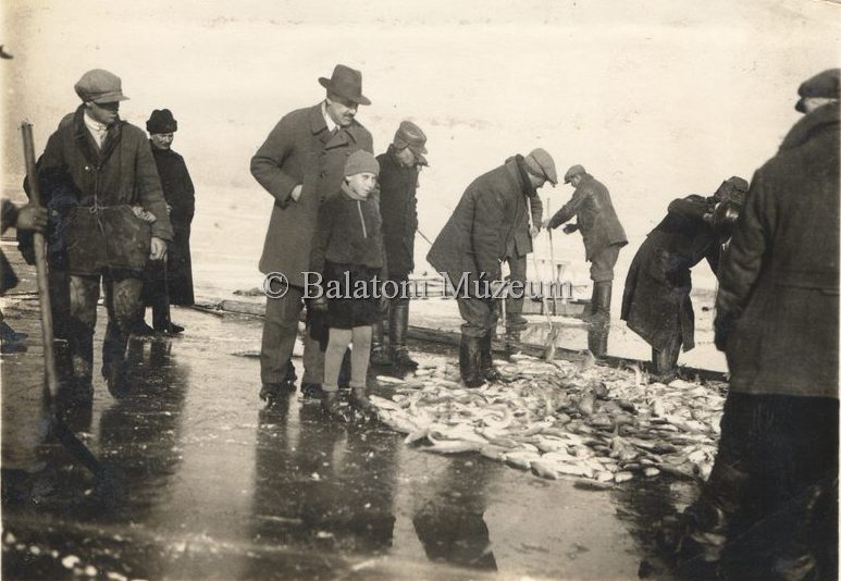 „A magyar halászember az igazi kemény emberek közül való; marka az evezőtől, a kötéltől cserepes, akár a vas. Rá se hederít az időre. Bőrig ázva nem is gondol a szárítgatásra, mindaddig, amíg nem végezte dolgát.” (Herman Ottó)